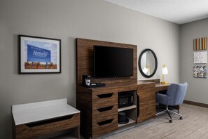 Room, 1 King Bed, Non Smoking (Study) | In-room safe, desk, iron/ironing board, free cribs/infant beds