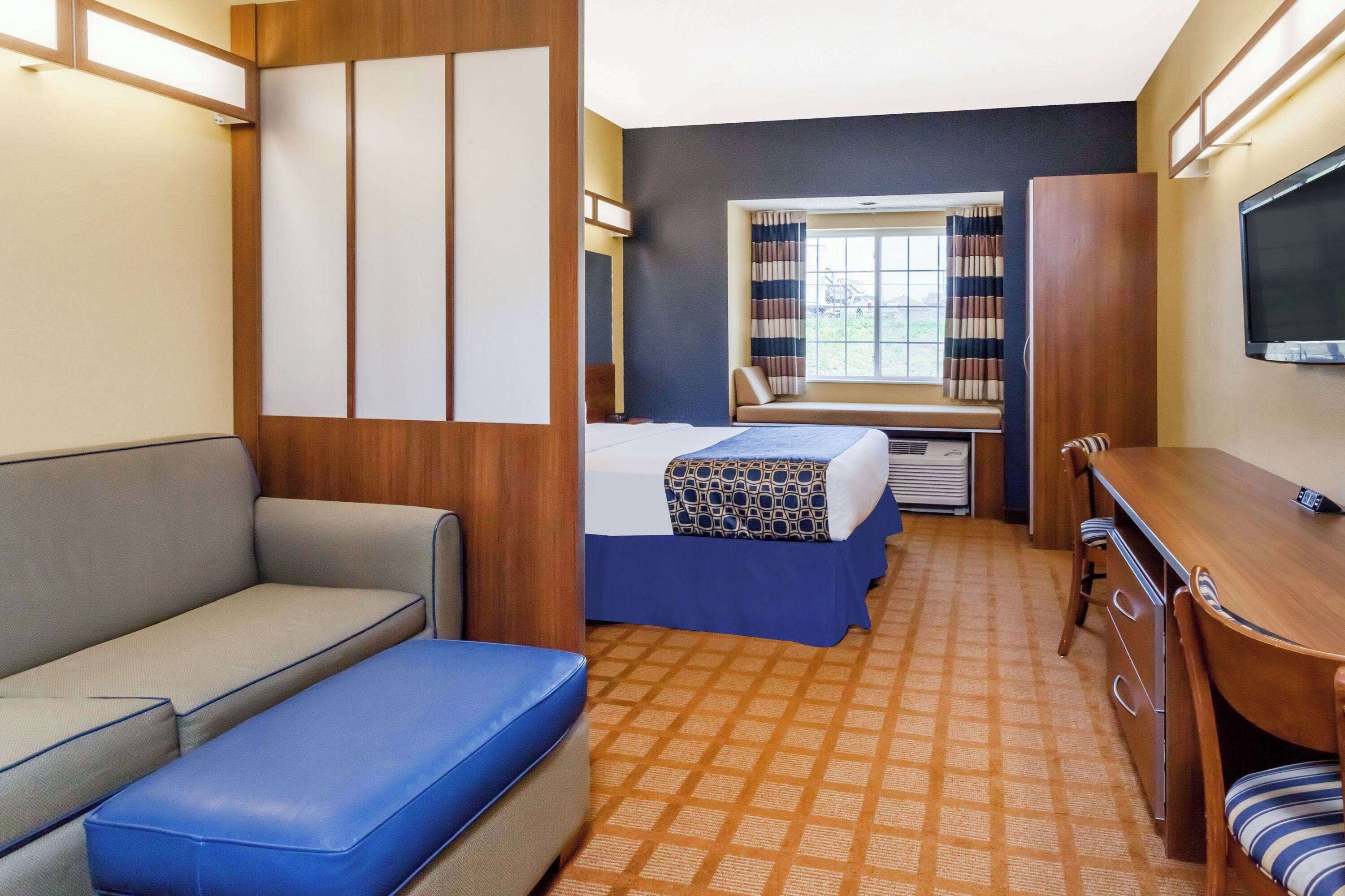 studio suite, 1 queen bed, non smoking | hypo-allergenic bedding, desk, laptop workspace, blackout curtains