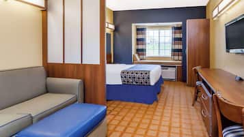Studio Suite, 1 Queen Bed, Non Smoking | Hypo-allergenic bedding, desk, laptop workspace, blackout curtains
