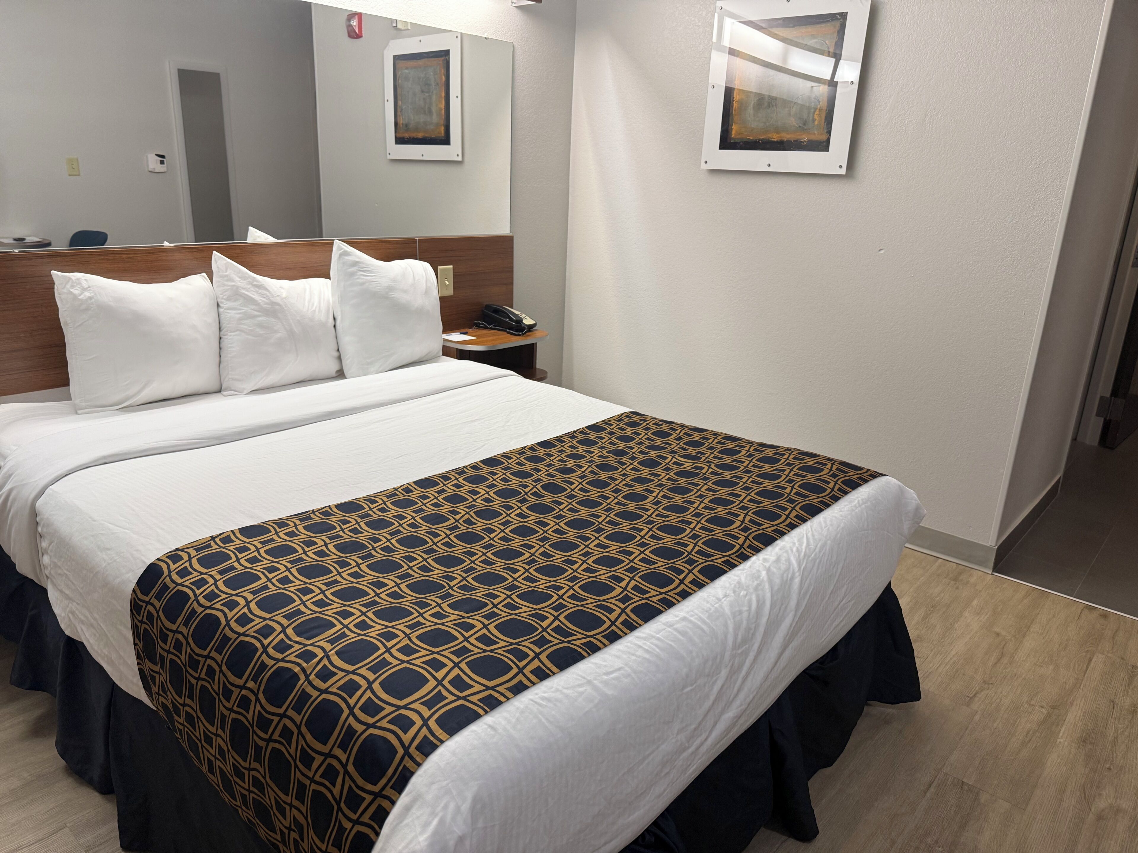 Standard Room, 1 Queen Bed | Bathroom | Free toiletries, hair dryer, towels, soap