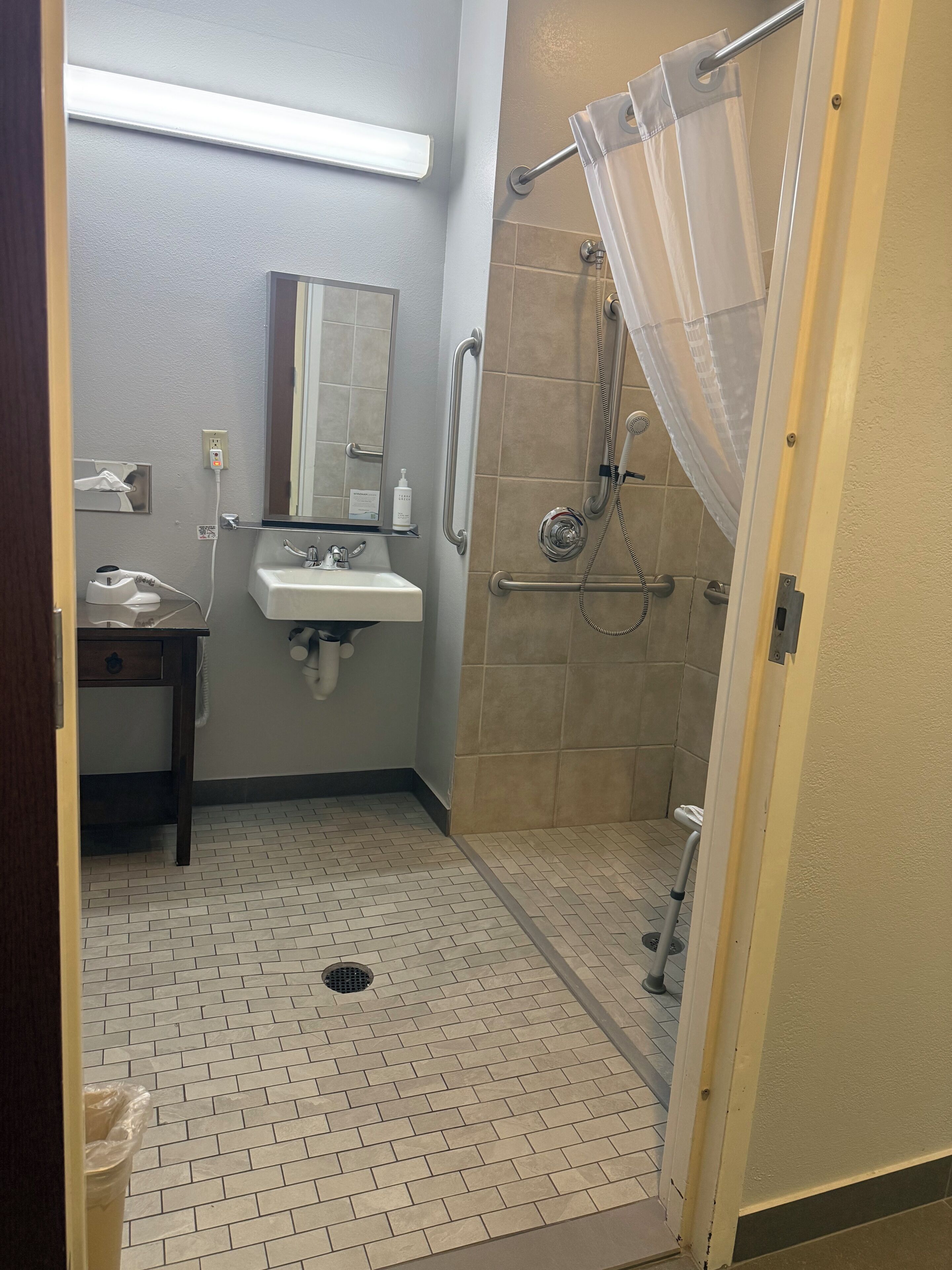 Standard Room, 2 Queen Beds, Non Smoking (Mobility, Tub with Grab Bars) | Bathroom | Free toiletries, hair dryer, towels, soap