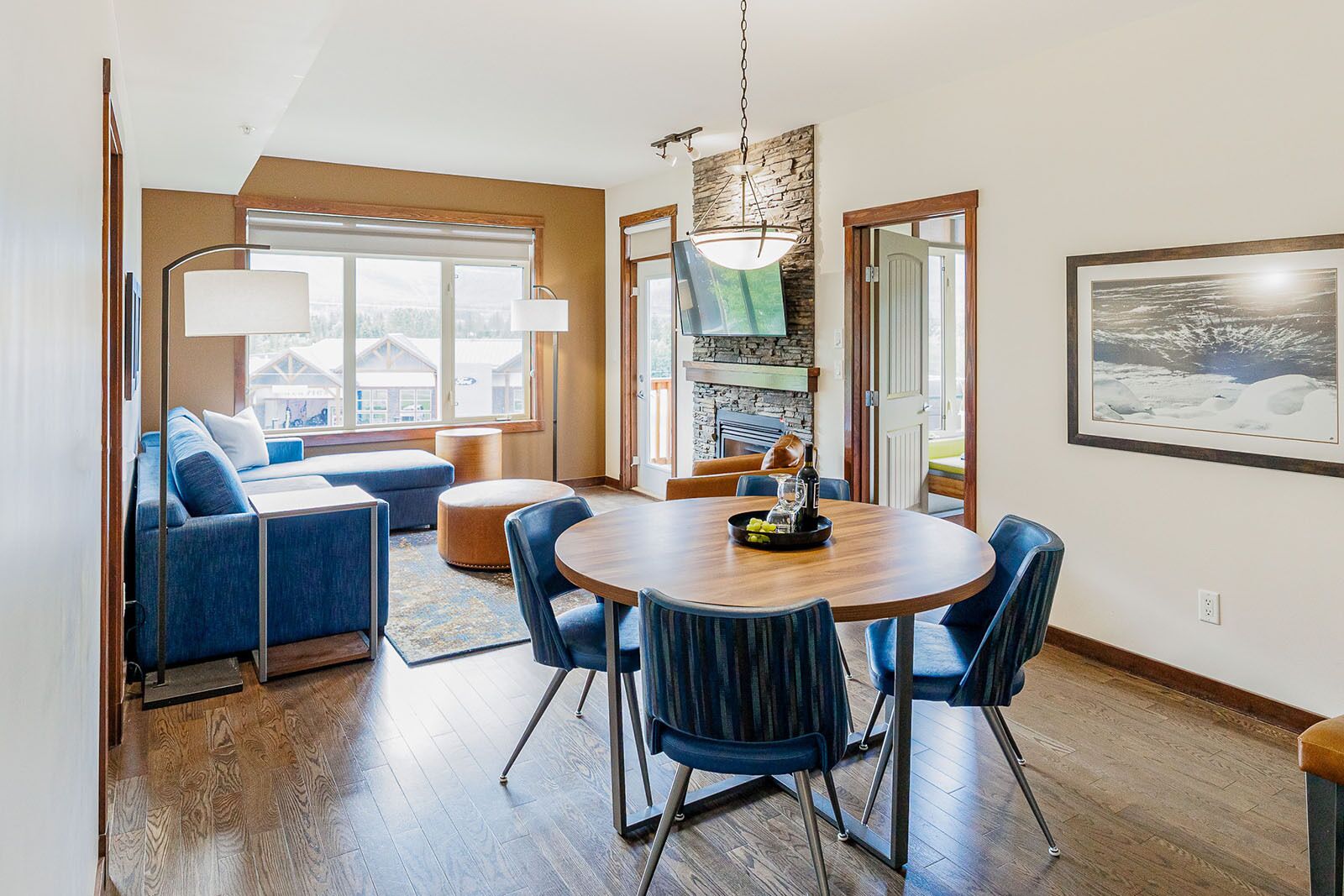 Two Bedroom Family Suite | 起居区 | 55-英寸液晶电视（配备数码频道）、电视、壁炉