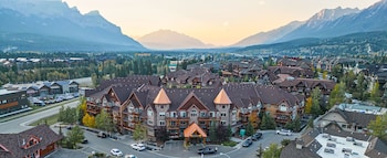 Hotel exterior and entrance at Stoneridge Mountain Resort