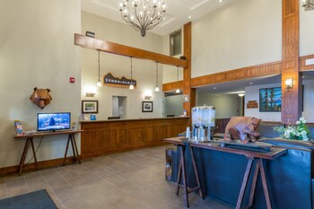 Hotel entrance and lobby at Stoneridge Mountain Resort