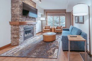 En 55-tommers LCD-TV med digitale kanaler samt TV og peis