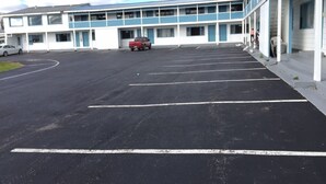 Free self-parking - Rainbow Motel (Watertown)
