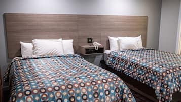 Escritorio, tabla de planchar con plancha, wifi gratis y ropa de cama