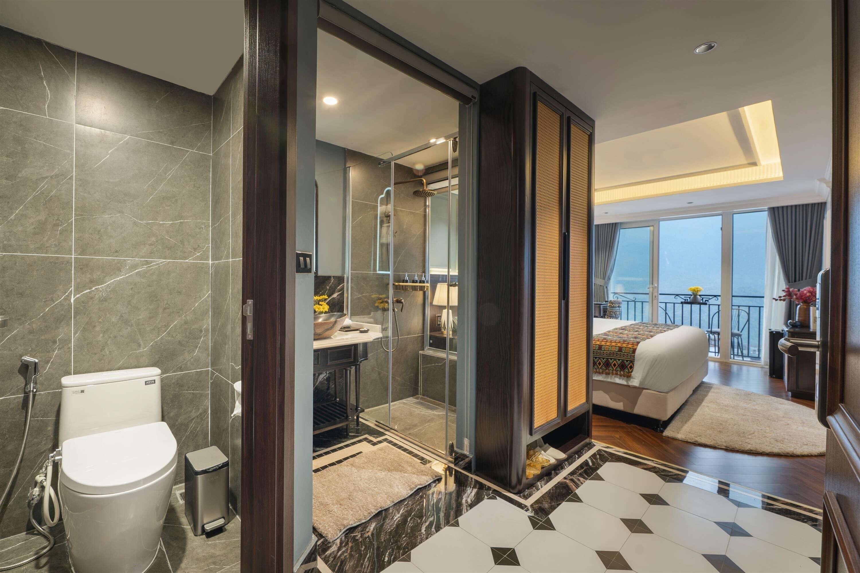 Habitación junior, vista a la montaña | Minibar, caja de seguridad en la habitación y escritorio 