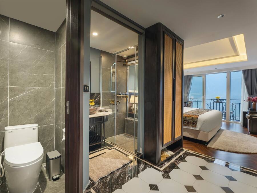 Un baño moderno con inodoro, ducha y lavamanos.
