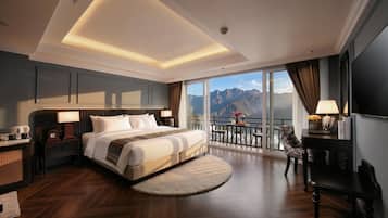 Executive-Doppel- oder -Zweibettzimmer, Balkon, Bergblick | Minibar, Zimmersafe, Schreibtisch, Verdunkelungsvorhänge
