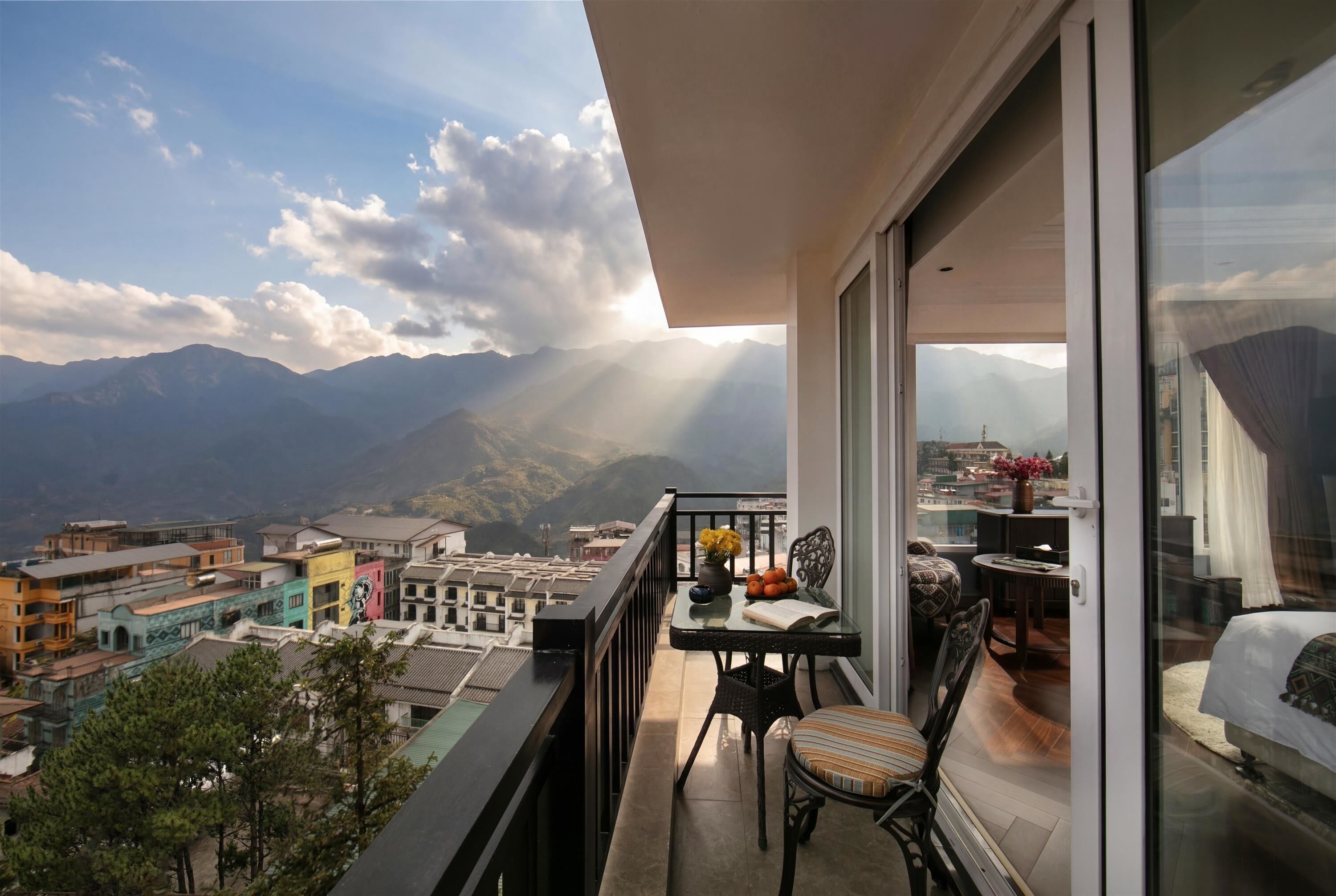 Chambre Panoramique Double ou avec lits jumeaux, balcon, vue montagne | Minibar, coffres-forts dans les chambres, bureau, rideaux occultants