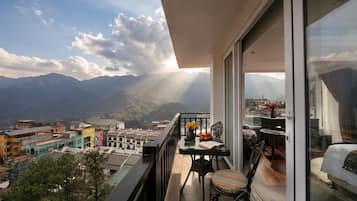 Chambre Panoramique Double ou avec lits jumeaux, balcon, vue montagne | Minibar, coffres-forts dans les chambres, bureau, rideaux occultants