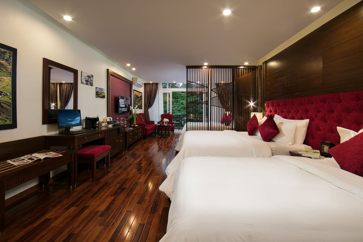 Family Room, Balcony | Ruang tamu | TV LCD
