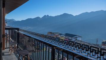 Breakfast, lunch, dinner served; Vietnamese cuisine