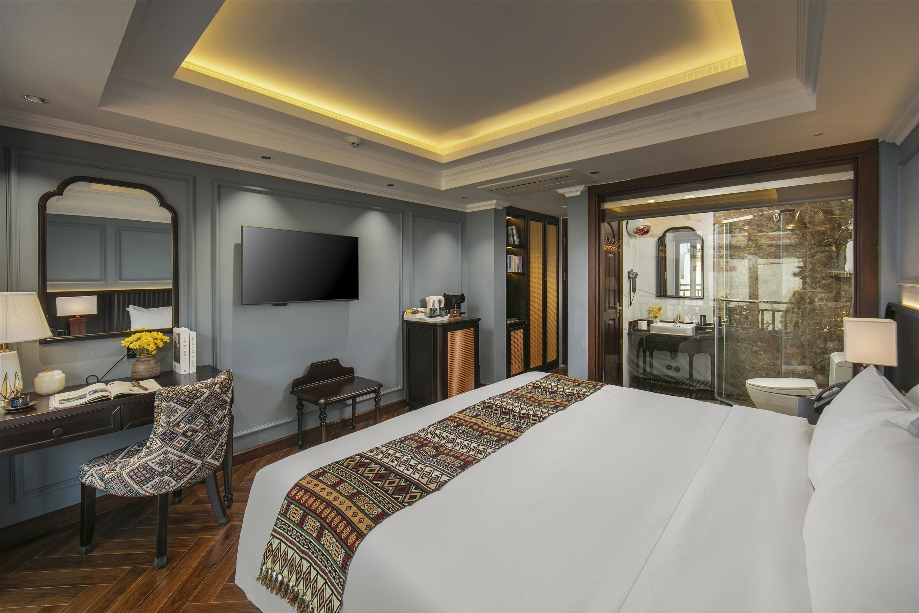 Premier Room, Mountain View | Minibar, in-room safe, desk, blackout drapes