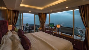 Horizon room with balcony (corner room) | Quang cảnh từ phòng