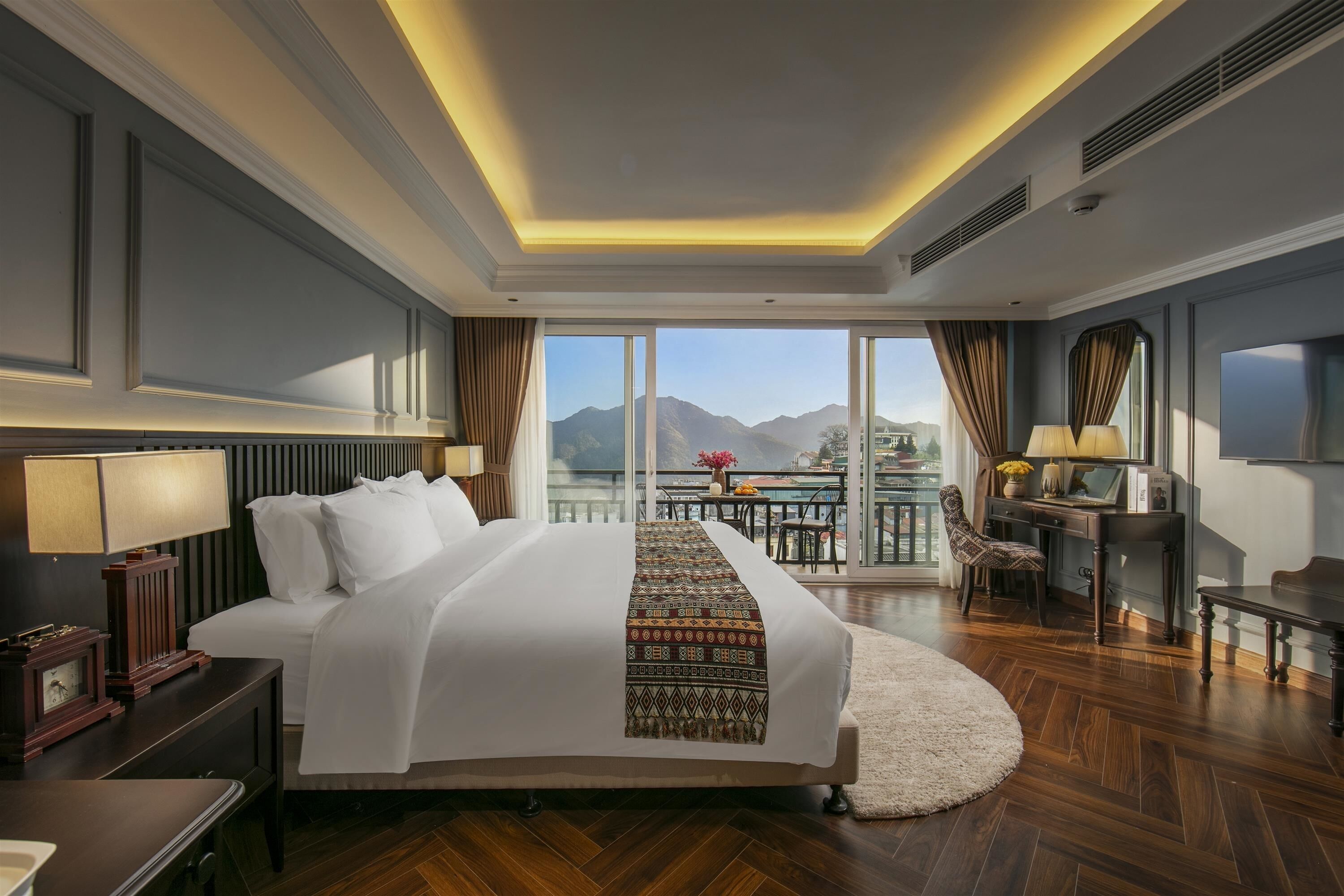 Habitación ejecutiva, vista a la montaña | Minibar, caja de seguridad en la habitación y escritorio 