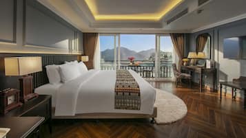 Habitación ejecutiva, vistas a la montaña | Minibar, caja fuerte, escritorio y cortinas opacas