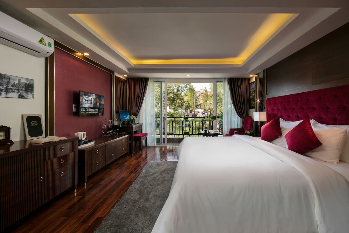 Deluxe Double or Twin Room | Ruang tamu | TV LCD
