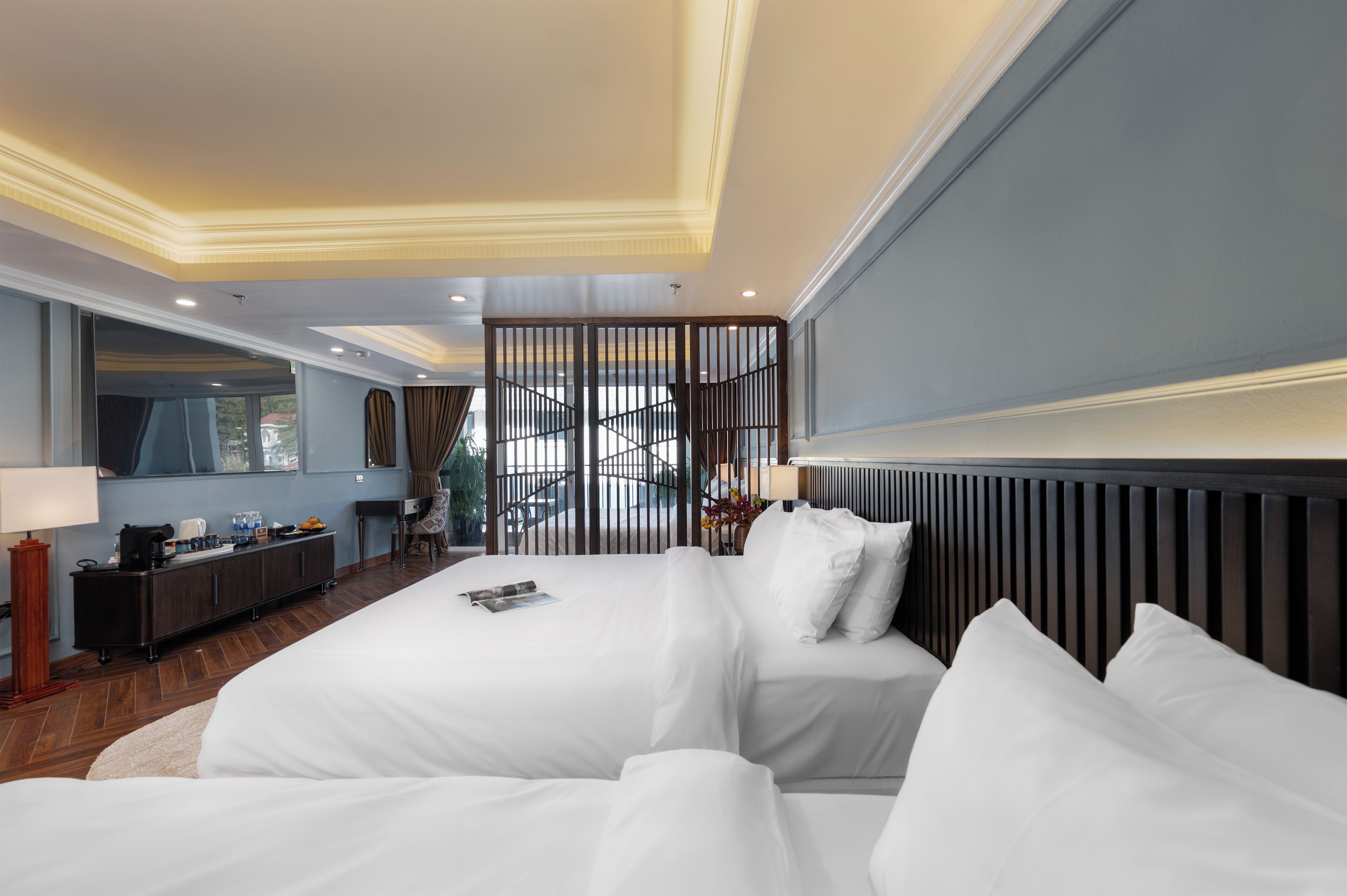 ميني بار وخزنة داخل الغرفة ومكتب وستائر تعتيم