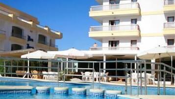 Una piscina al aire libre