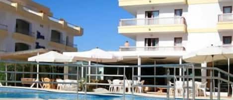 Una piscina al aire libre