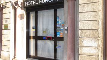Entrada de un hotel con un cartel que dice "HOTEL EUROPA".