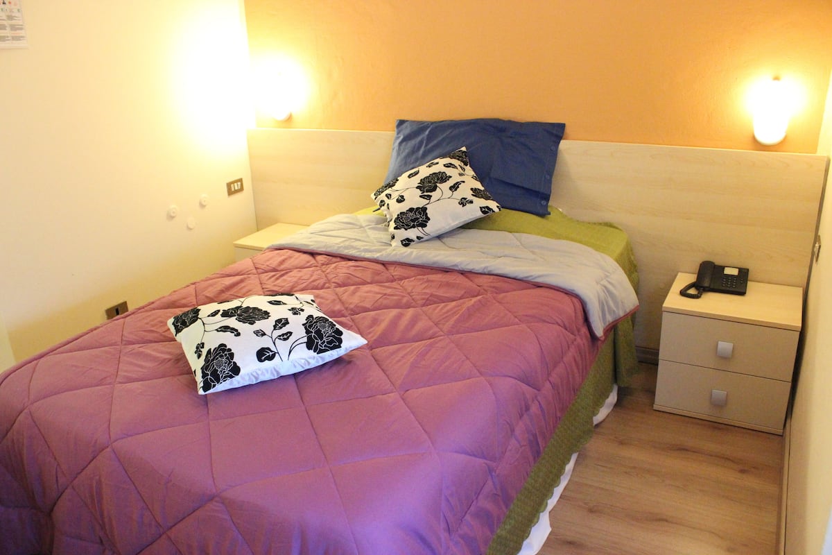 Singola Standard, 1 letto singolo | Minibar, una cassaforte in camera, una scrivania, Wi-Fi gratuito