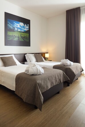 高级双床房 | 迷你吧、客房内保险箱、办公桌、隔音