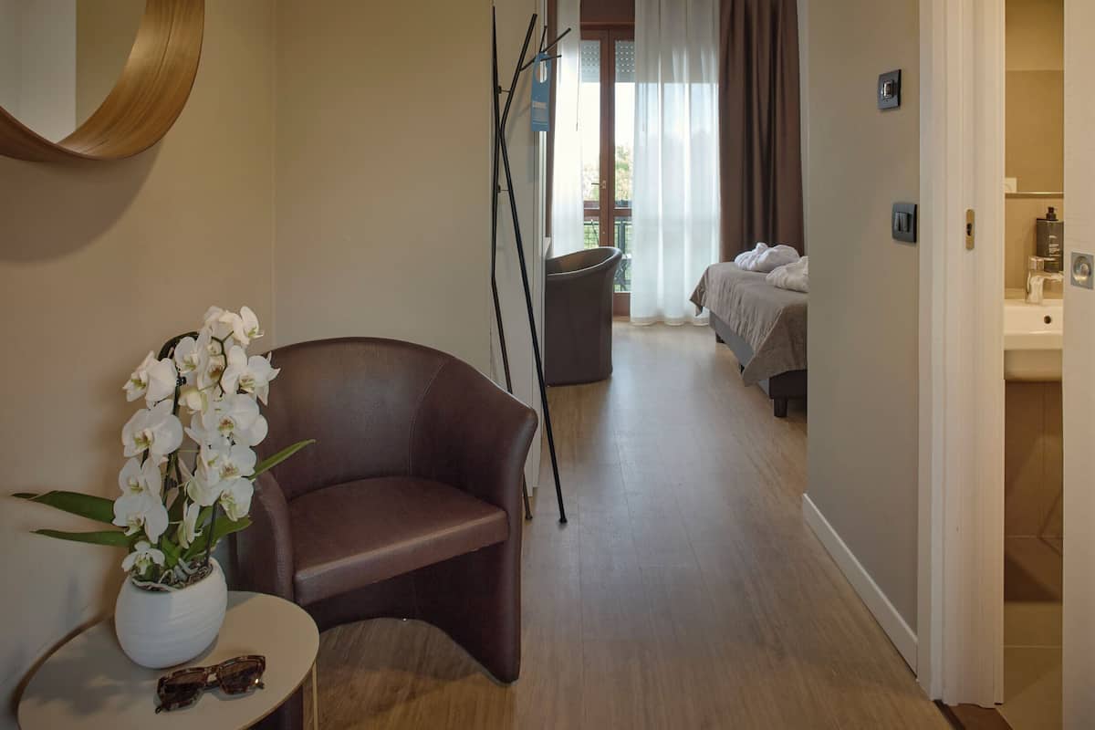 Minibar, desk, soundproofing, free WiFi