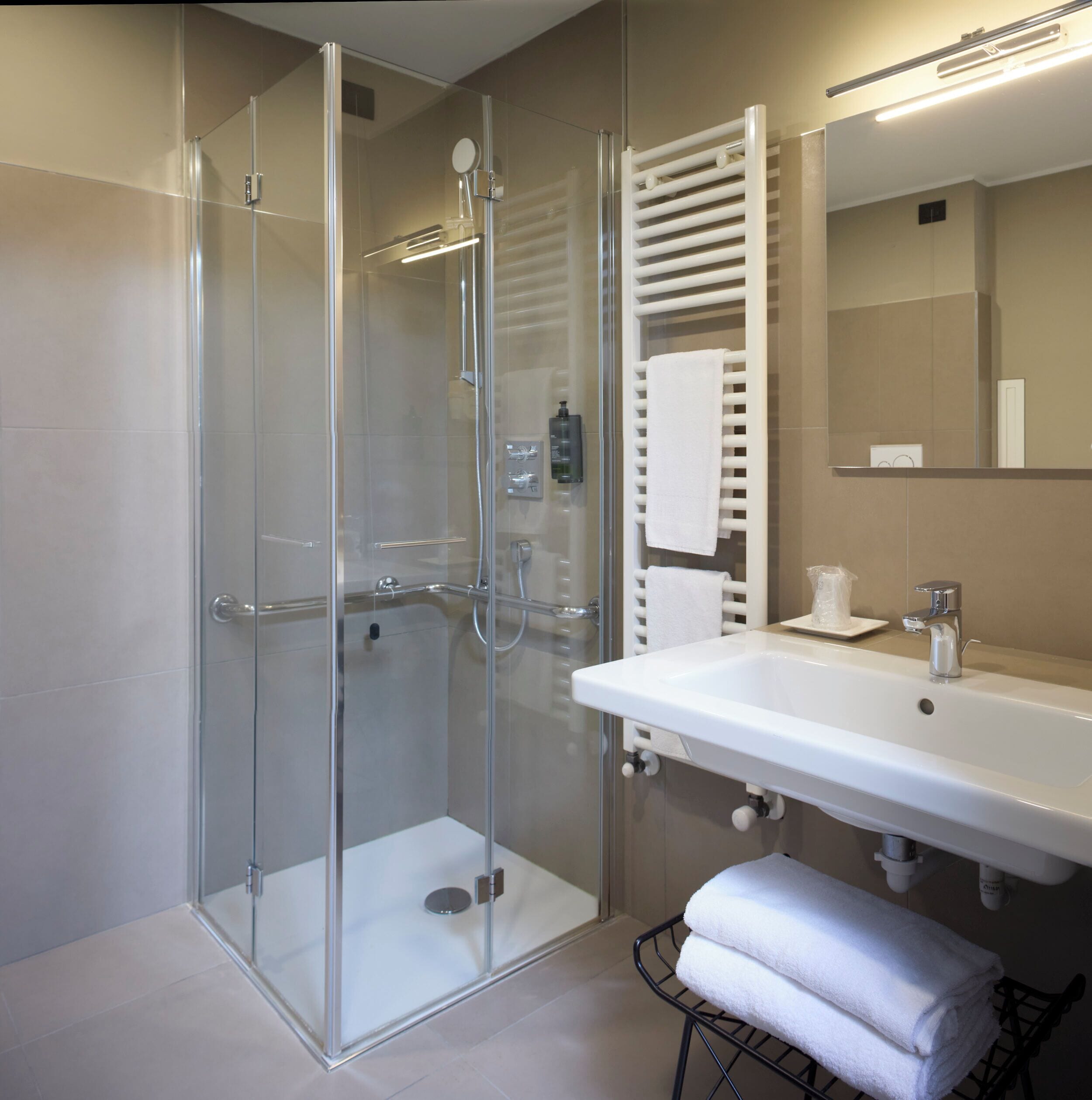 Dusche, Haartrockner, Bidet, Handtücher