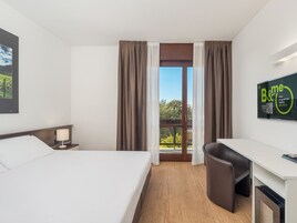 Quarto casal superior | Frigobar, cofres nos quartos, escrivaninha, quartos à prova de som