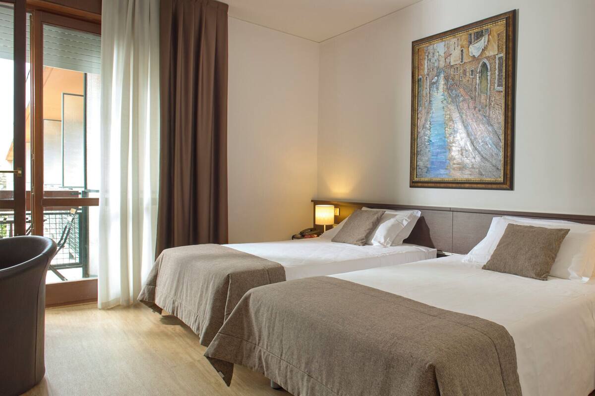 comfort twin room, 2 single beds | 1 bedroom, minibar, desk, soundproofing