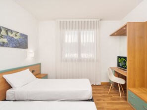 Standard tvåbäddsrum | Minibar, värdeförvaringsskåp på rummet, skrivbord och ljudisolering