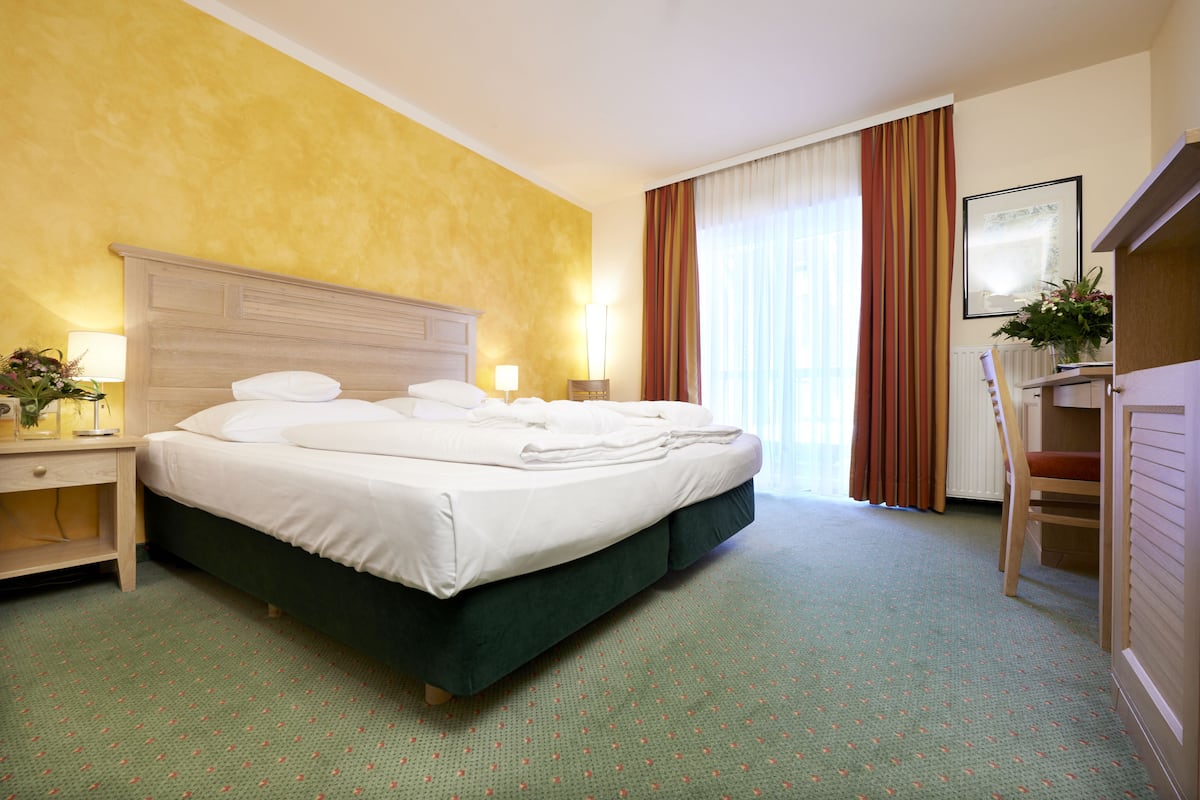 double room standard, street facing | 1 bedroom, premium bedding, minibar, in-room safe