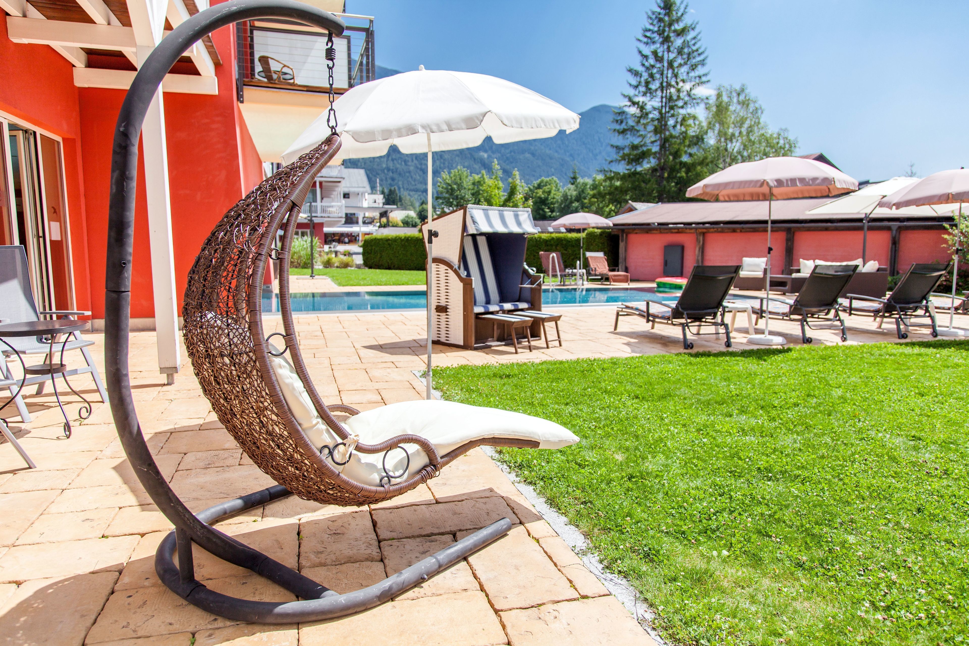 Een binnenzwembad, een buitenzwembad en parasols bij het zwembad