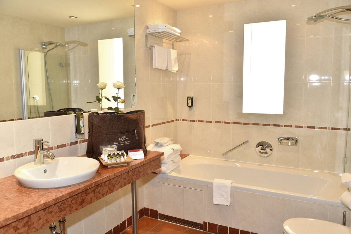 combined shower/bathtub, free toiletries, towels