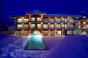 Fachada de la propiedad por la tarde o noche