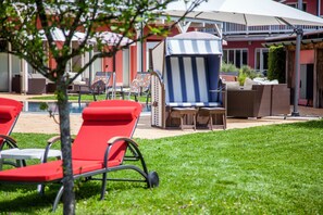 Indoor pool, outdoor pool, pool umbrellas, pool loungers - Das Hotel Eden - Das Aktiv- & Wohlfühlhotel in Tirol auf 1200m Höhe (Seefeld in Tirol)