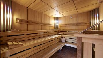 Una sauna con bancos de madera y suelo de baldosas.
