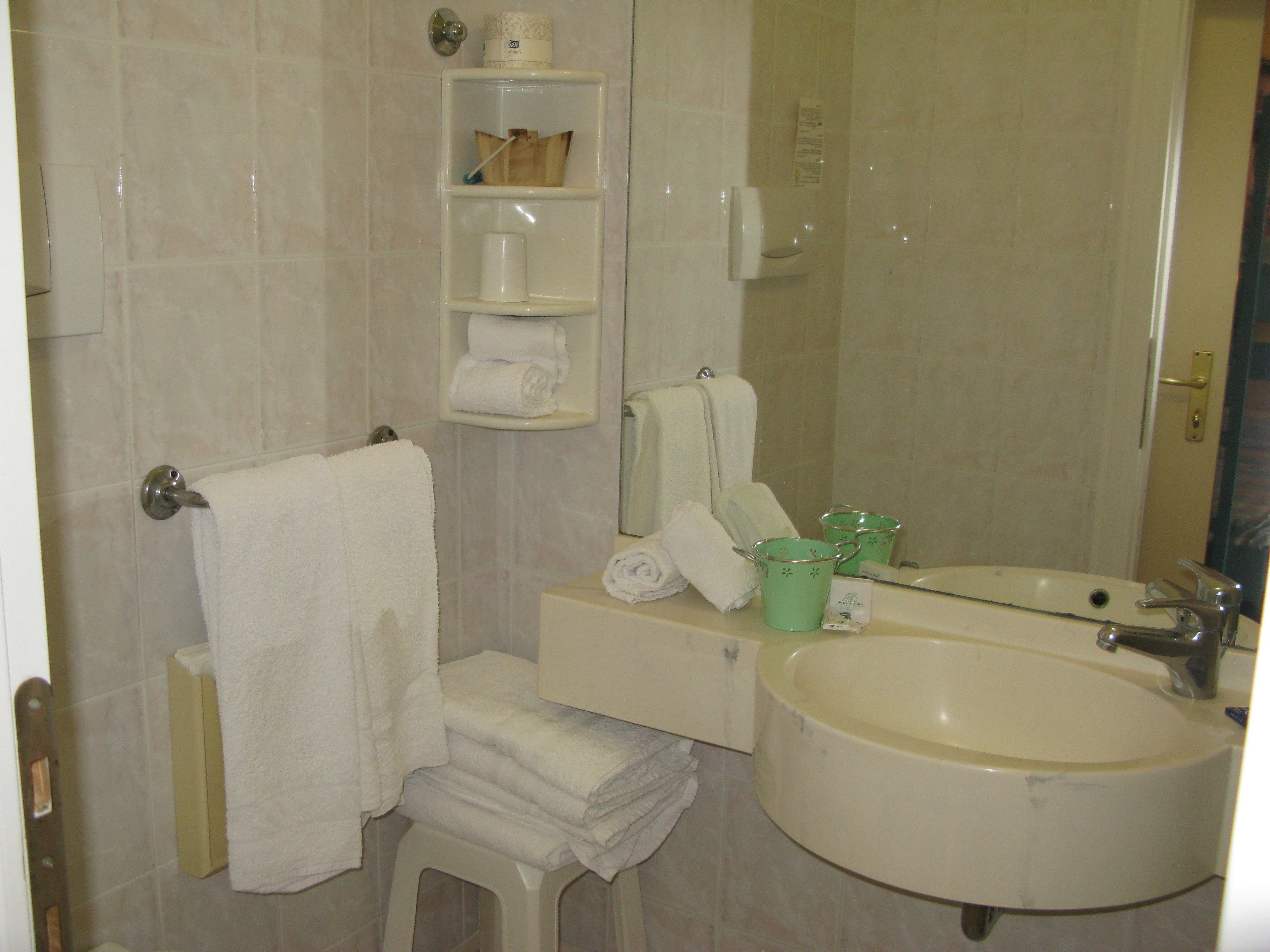 quadruple room | bathroom | shower, free toiletries, hair dryer, bidet