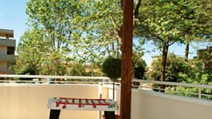 Un espace de jeux pour enfants avec une table de billard, un flotteur de piscine en forme de requin bleu et une voiture jouet.