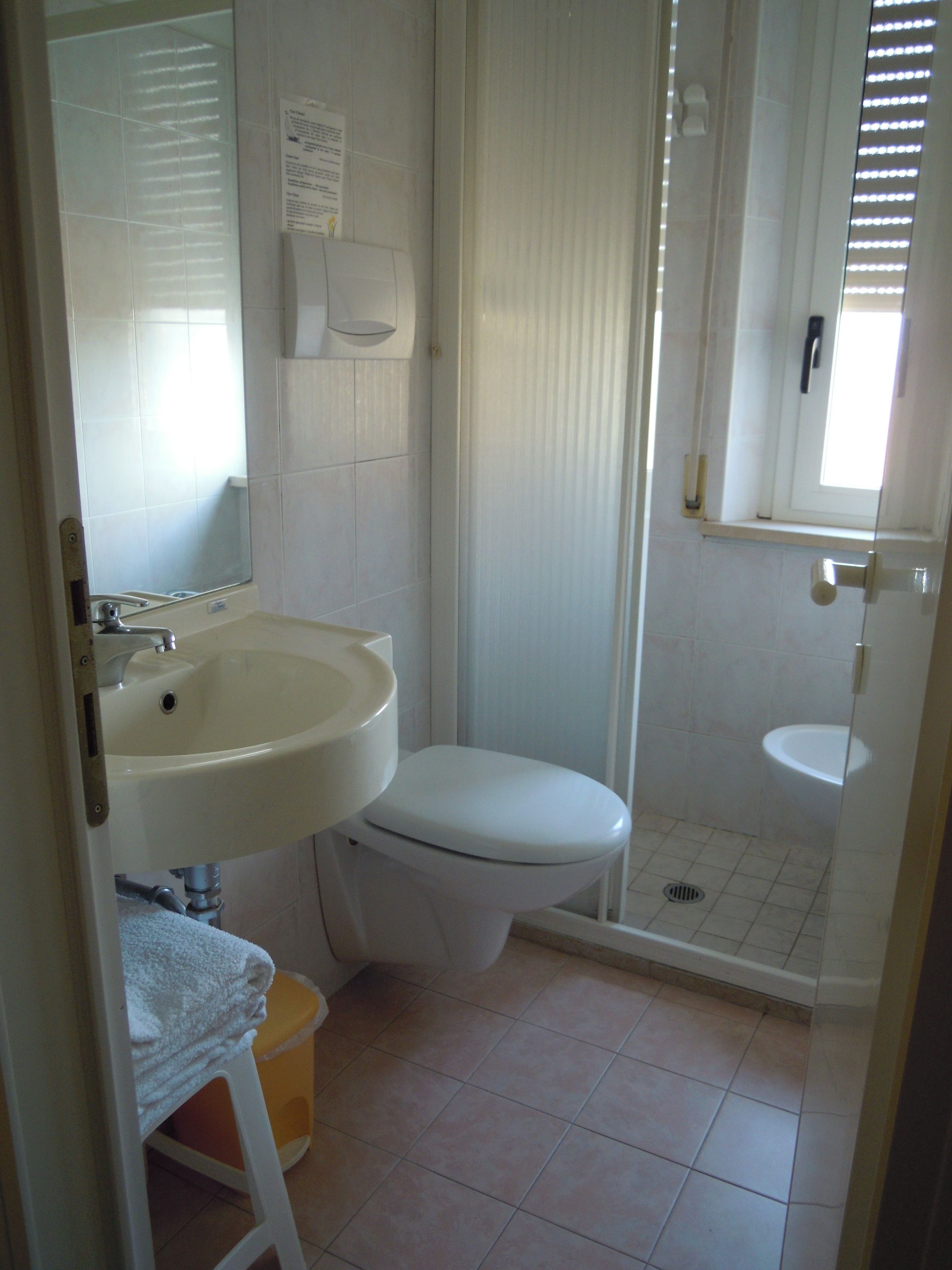 double room | bathroom | shower, free toiletries, hair dryer, bidet