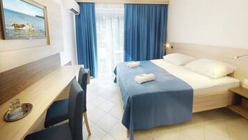 Minibar, desk, soundproofing, free WiFi