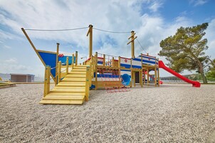 Área de juegos infantiles al aire libre