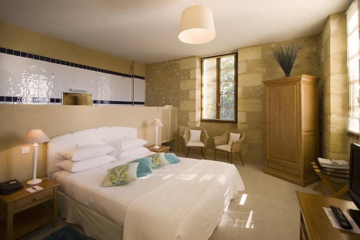 Suite | In-room safe, individually decorated, individually furnished, desk