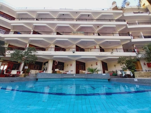 Rezeiky Hotel And Camp Luxor