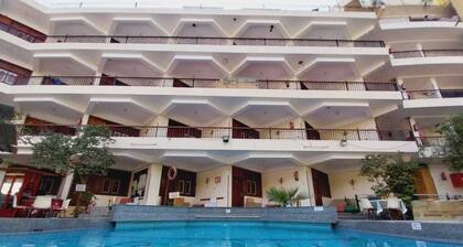 Rezeiky Hotel And Camp Luxor