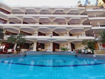 Rezeiky Hotel And Camp Luxor