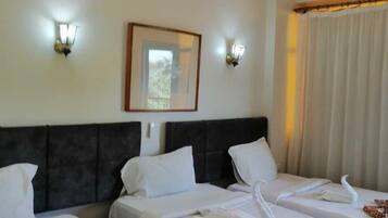 1 habitación, tabla de planchar con plancha, wifi gratis y ropa de cama